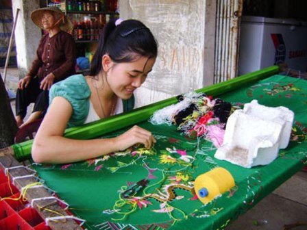 Để nghề thêu ren Thanh Lãng khởi sắc ảnh 1
